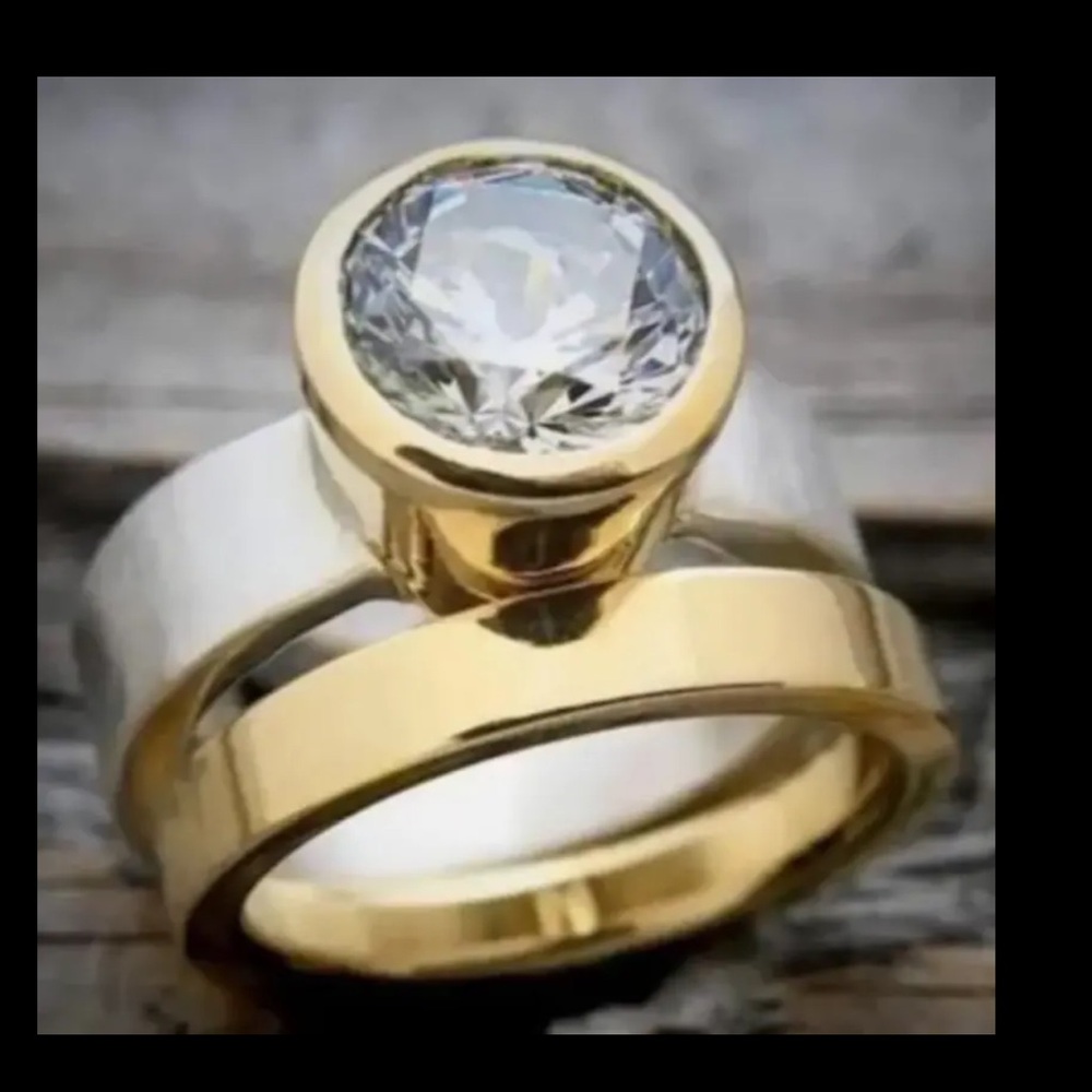Elegant Gold and Silver Ring with Crystal